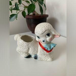Vintage - Lamb planter - EUC